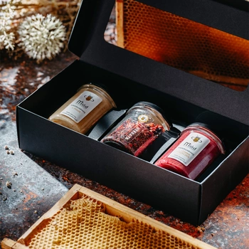 Elegancki zestaw: 2 miody z owocami + herbata Miodokrzew z truskawką